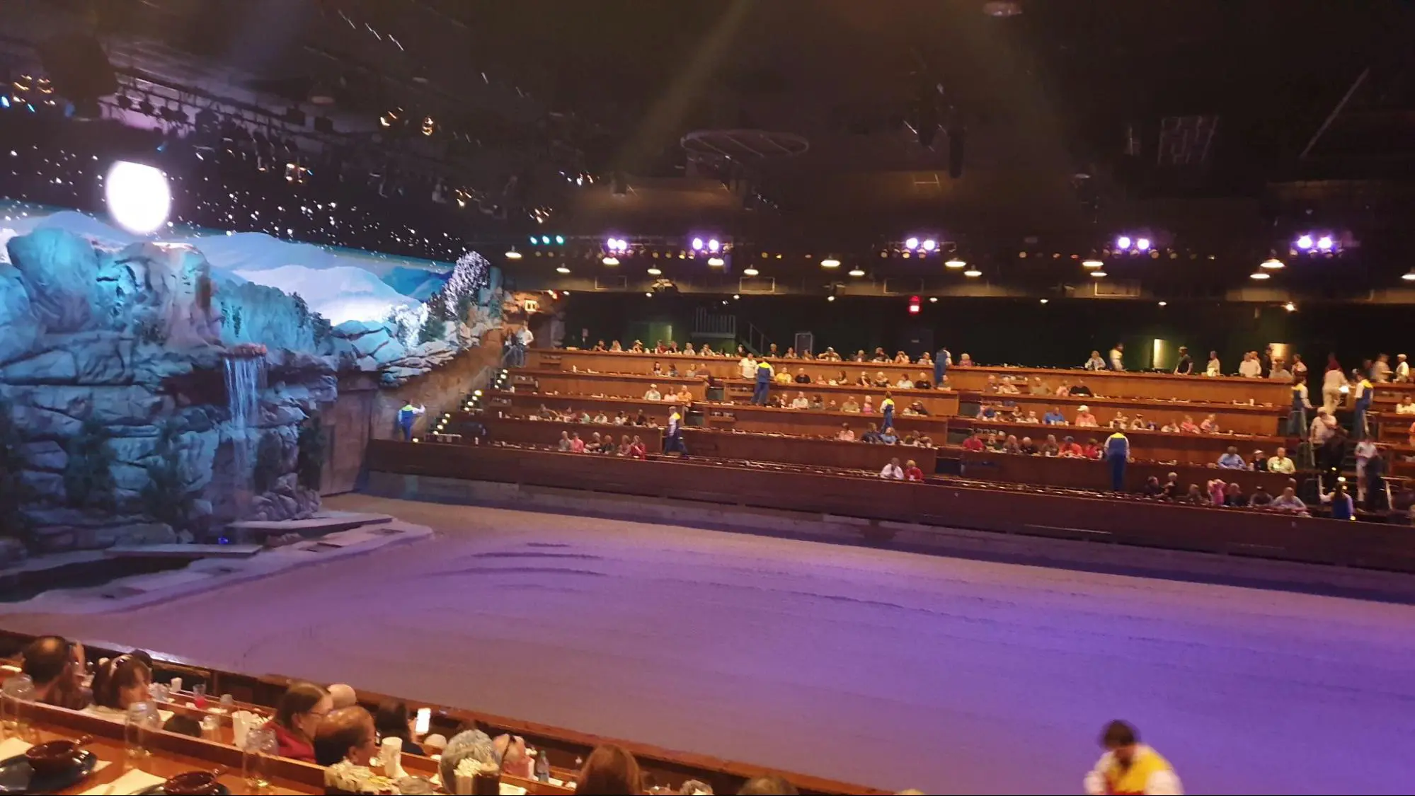 A Rootin Tootin Review Of Dolly Parton S Dixie Stampede In Pigeon Forge Sara Journeys